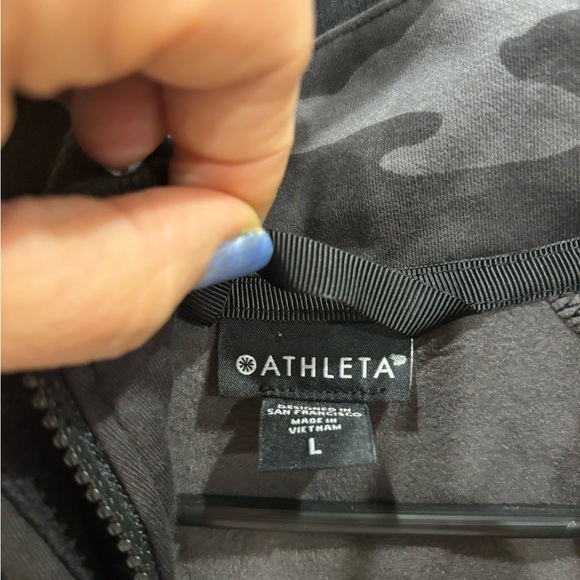 **NEW with tags** Athleta Triumph hoodie camo print size large - Picture 5 of 6